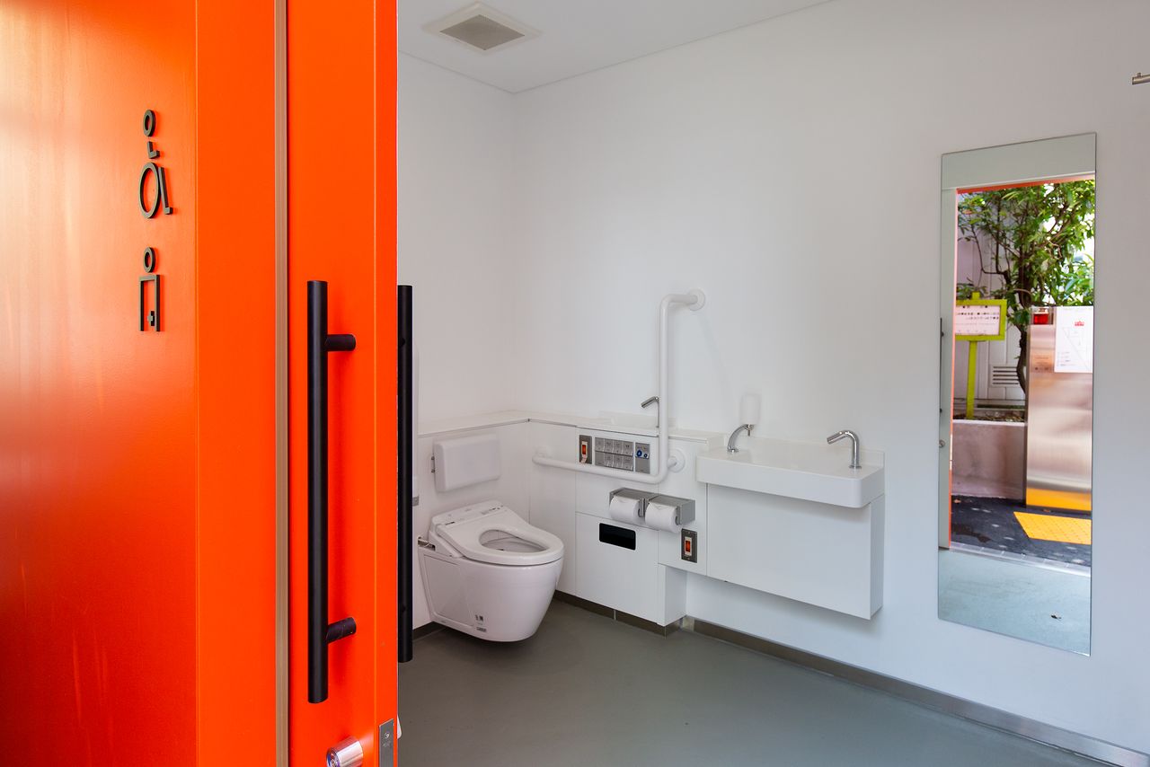 L’intérieur des toilettes s’appuie sur le blanc, pour un sentiment de propreté et de sécurité.