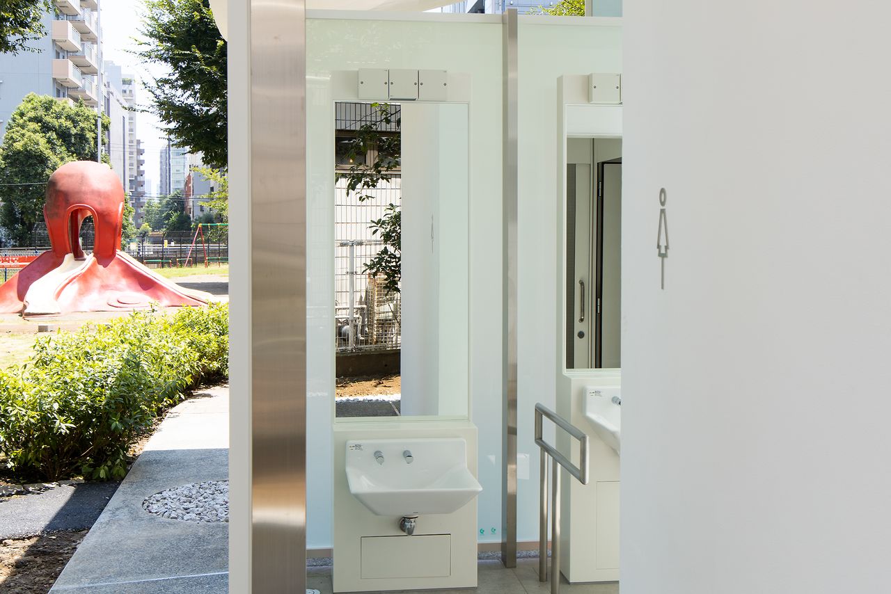 Des lavabos installés à différentes hauteurs, pour une plus grande facilité d’utilisation facile, même pour les enfants et les personnes en fauteuil roulant.