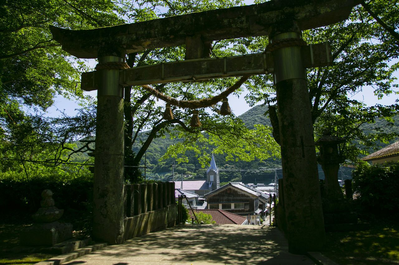 Le sanctuaire Sakitsu Suwa surplombe le hameau. 
