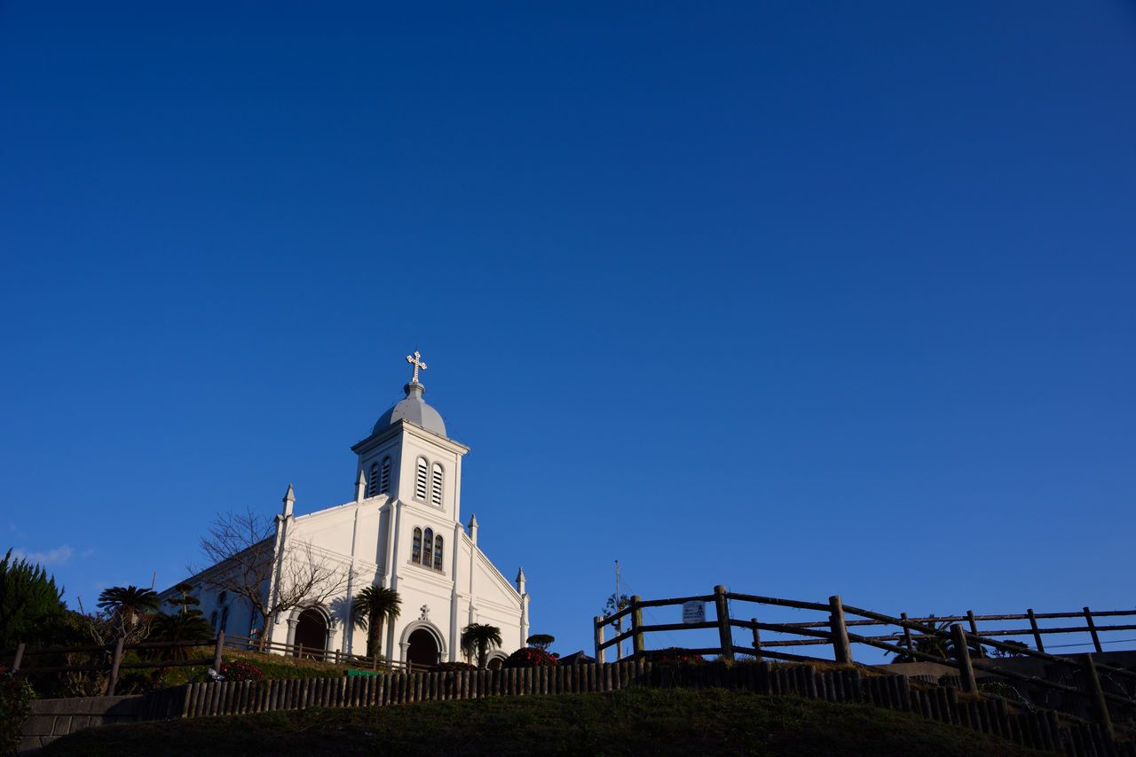 L'église blanche se dresse sur une colline à environ 15 minutes en voiture de Sakitsu. Elle a été érigée en 1933 par le missionnaire français Frédéric Louis Garnier, qui a fourni des fonds, ainsi que par des chrétiens locaux. 