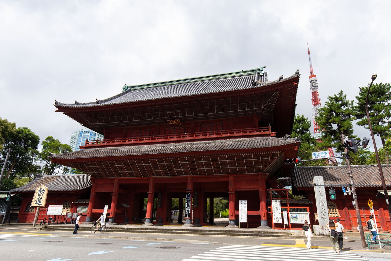 La porte Sangedatsu-mon avec la tour de Tokyo en arrière-plan