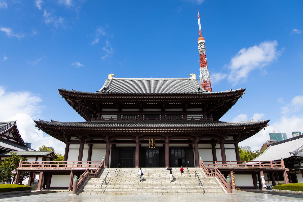 Le temple Zôjô-ji et la tour de Tokyo côte à côte font une toile de fond idéale pour les photos et les vidéos. La marque de mode japonaise Atsushi Nakashima a même choisi les marches de la grande salle Daiden pour lancer sa collection printemps - été 2021.