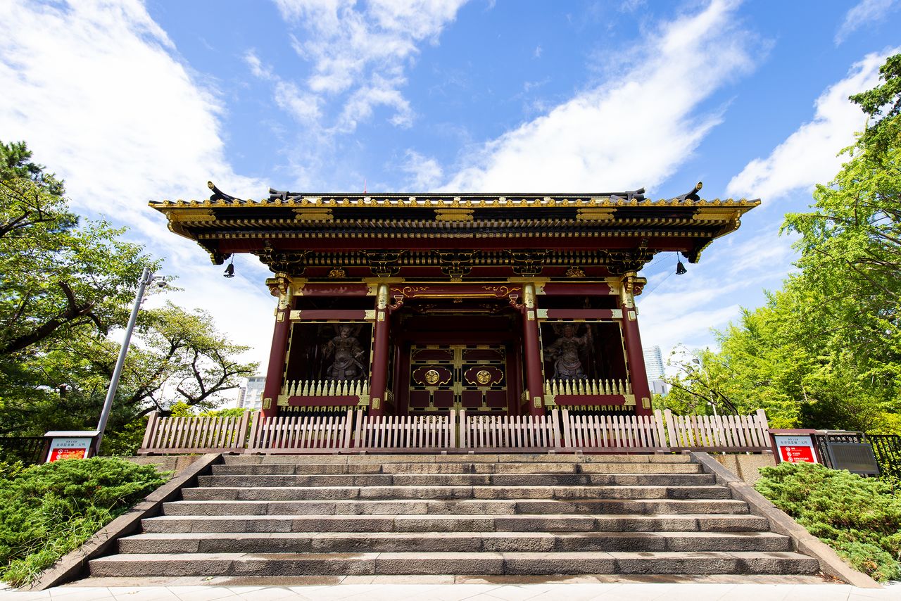 La porte Nitenmon marquait autrefois l'entrée du Yûshô-in, le mausolée des shôguns du clan Tokugawa. Désigné Bien culturel d'importance nationale, il se trouve aujourd'hui sur un terrain appartenant au Tokyo Prince Hotel.