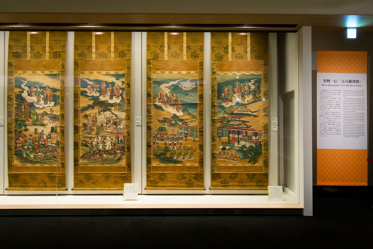 Ensemble de 100 rouleaux suspendus de Kanô Kazunobu, artiste de la période d’Edo. Ils représentent 500 des disciples de Bouddha.