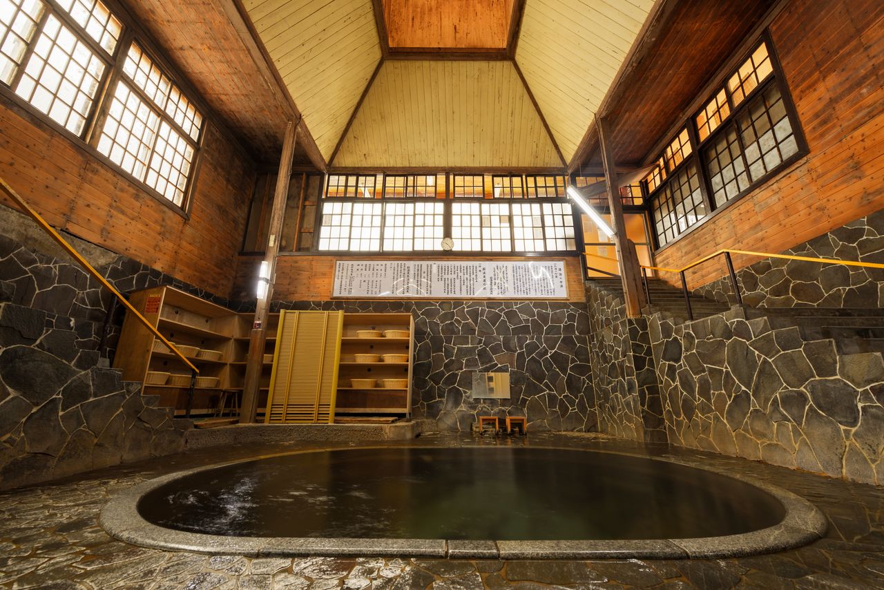 Les bains sont généralement mixtes mais des plages horaires sont également réservées aux femmes. Les bains sont si profonds qu’ils permettent de se baigner tout en restant debout (avec l'aimable autorisation de Namari Onsen Fujisan Ryokan).
