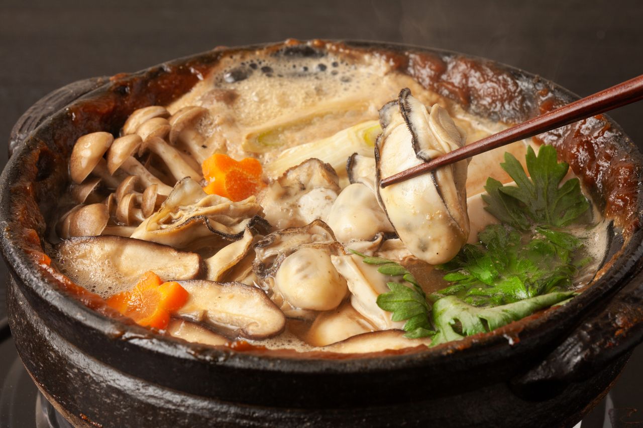 Dotenabe, un plat traditionnel d'Hiroshima, un mets de choix pour déguster des huîtres (© Pixta)