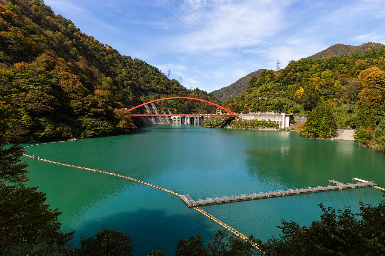Le barrage Unazuki, une des nombreuses installations hydrauliques autour de la ligne de train, ainsi que son réservoir, se situent à proximité de la gare d’Unazuki.
