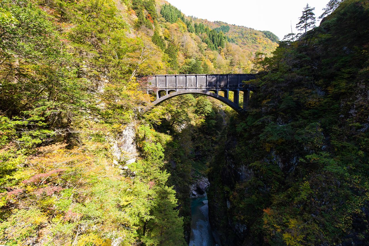 Un aqueduc transportant l’eau de la centrale hydroélectrique Shin-Yanagawara, vu depuis le pont Atobiki.
