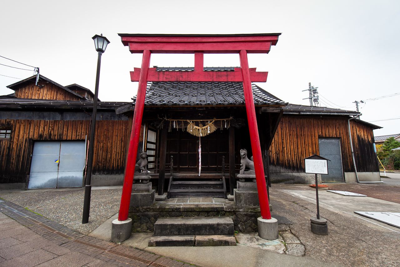 Le sanctuaire Takekoma Inari est adjacent à la propriété de Koshino Murasaki. Le bébé renard dans les bras du renard gardien apporte du charme.