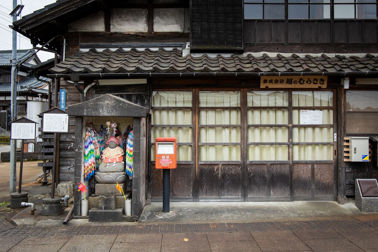 Un petit sanctuaire dédié à la divinité bouddhiste Jizô, devant Koshino Murasaki, servait de signalisation sur le Mikuni Kaidô. Le socle porte une inscription pour les voyageurs « à droite vers Edo, à gauche vers les montagnes ».