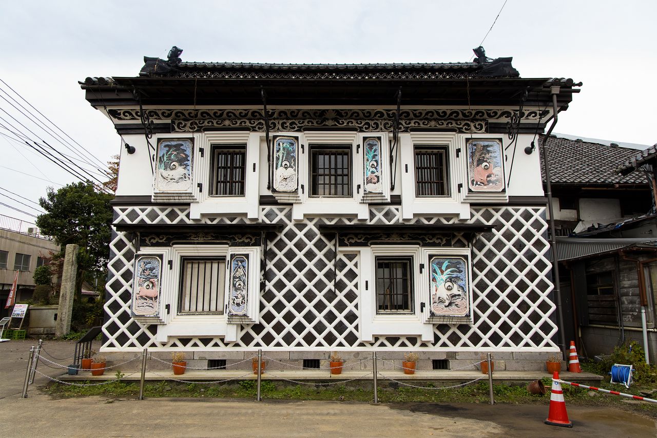 Les décorations koto-e de la façade nord de l’entrepôt représentent les 12 animaux du calendrier astrologique chinois, ainsi que d’autres motifs