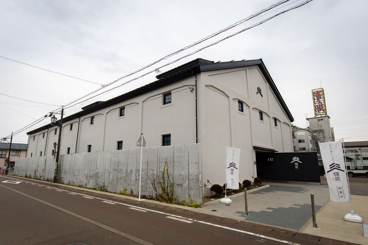 Autrefois utilisé pour la mises en bouteille du saké, l’entrepôt qui date de 1923, fut restauré et ouvert au public comme lieu d’exposition en Octobre 2019.