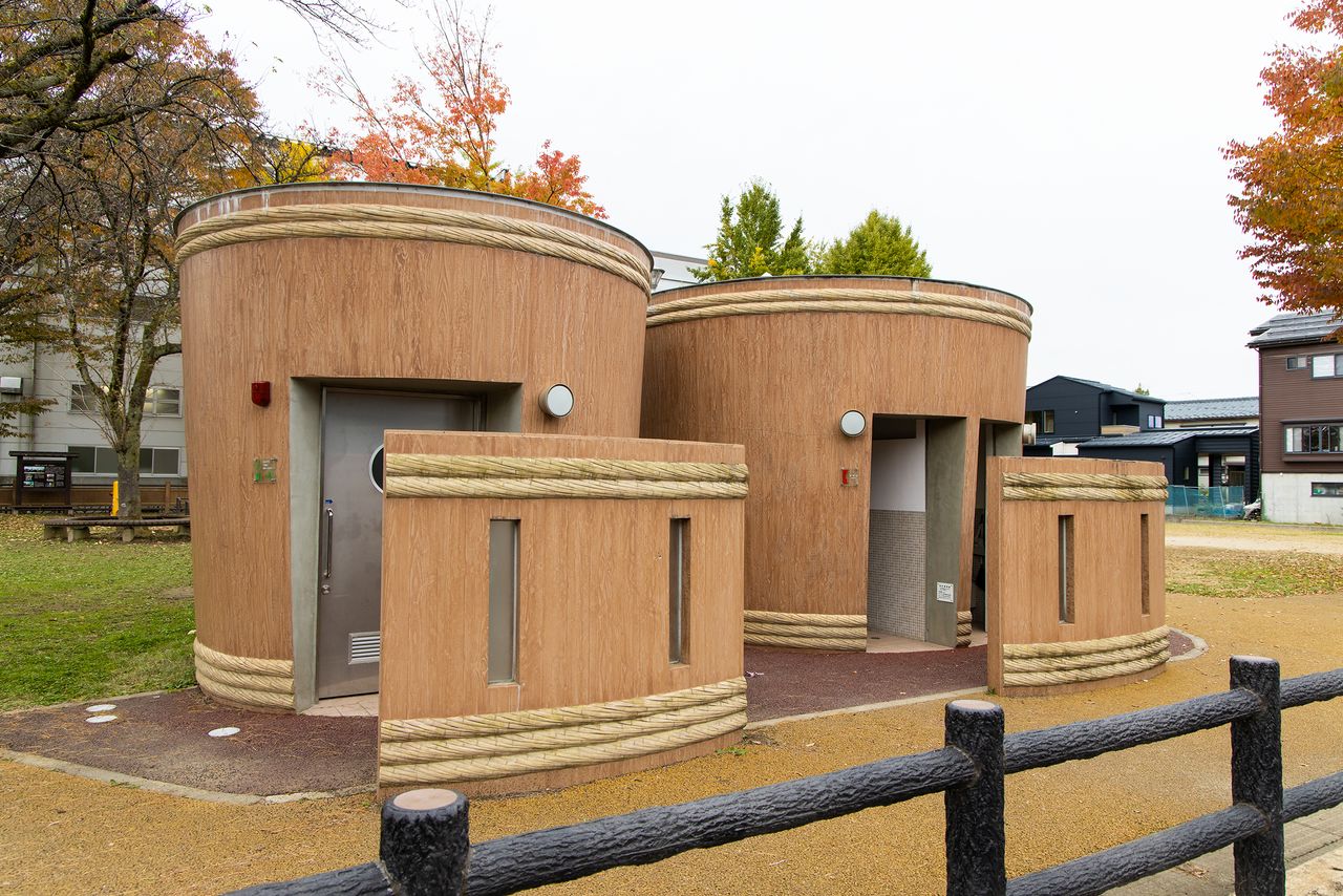 Les toilettes publiques du parc de Settaya représentent les tonneaux utilisés pour la fermentation de produits comme le saké et le miso