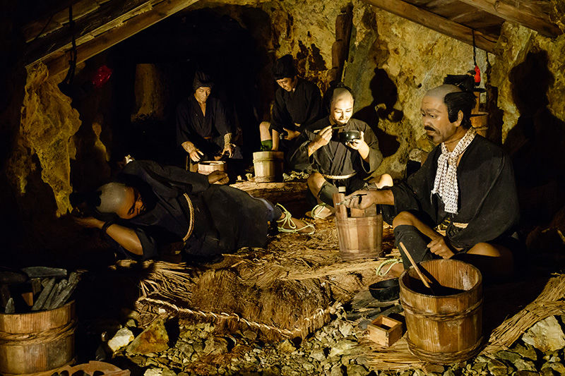 Reconstitution d’une scène de mineurs à l'intérieur du tunnel de Sôdayû prenant le temps d’une pause. Pour les ouvriers qualifiés, le travail à la mine pouvait constituer une source de revenus assez élevée.