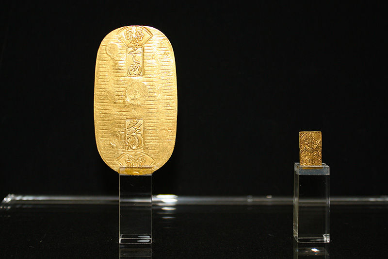 Une pièce d'or koban (à gauche) et un lingot ichibu (à droite) (avec l’aimable autorisation de Golden Sado)