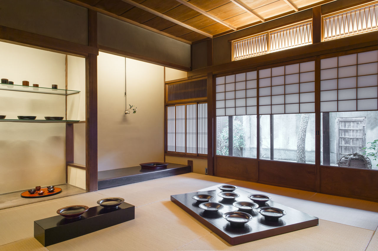 La galerie occupe la grande pièce en tatamis de l’autre côté de l'entrée.