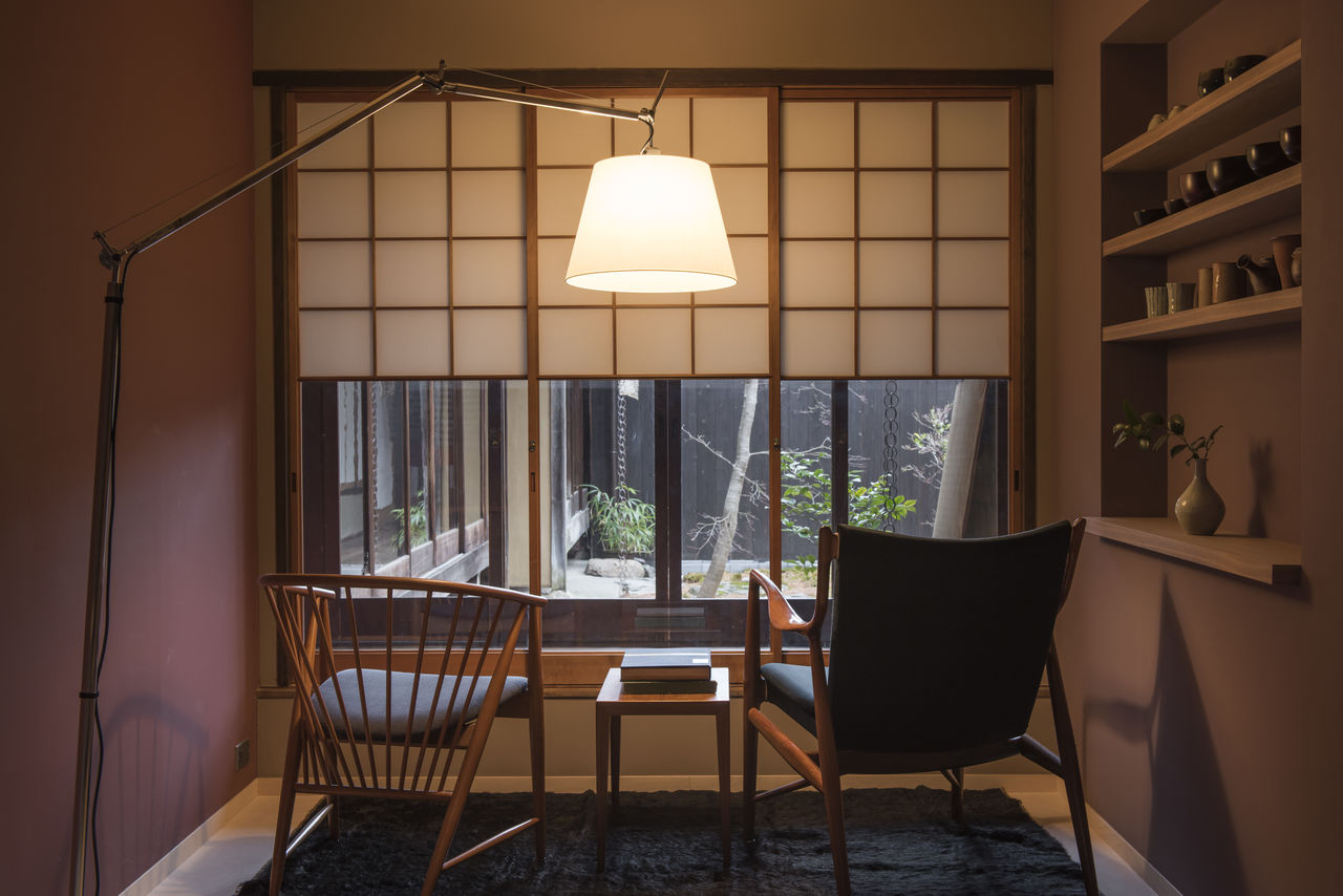 Le salon de la résidence des artistes incarne l’esthétique minimaliste du couple.