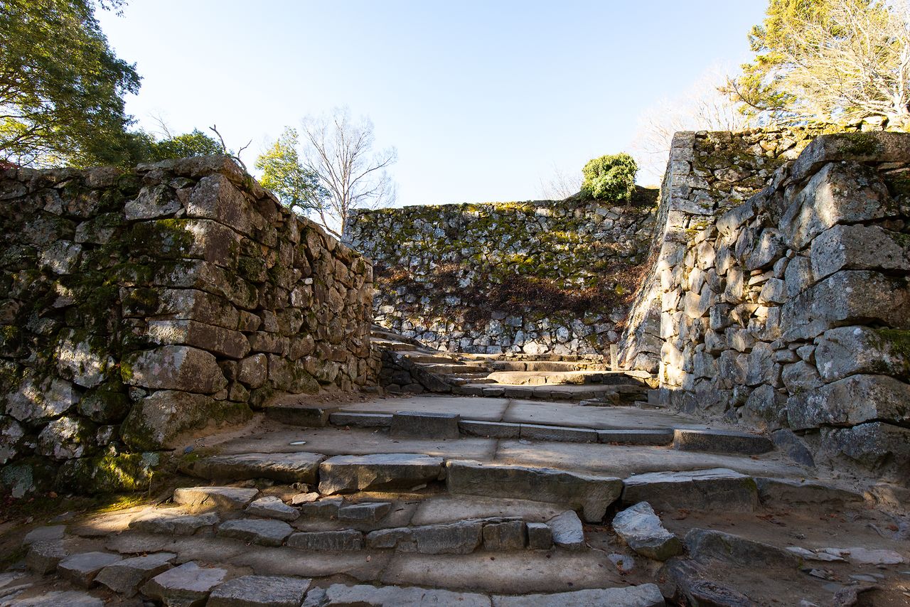 Les vestiges de l’entrée principale du château de Bitchû Matsuyama tels qu’ils apparaissent, après intervention d’un système d’infographie, au début du feuilleton historique Sanada maru programmé par la NHK en 2016. L’escalier de pierre est délibérément tortueux de façon à empêcher toute attaque directe de l’ennemi.