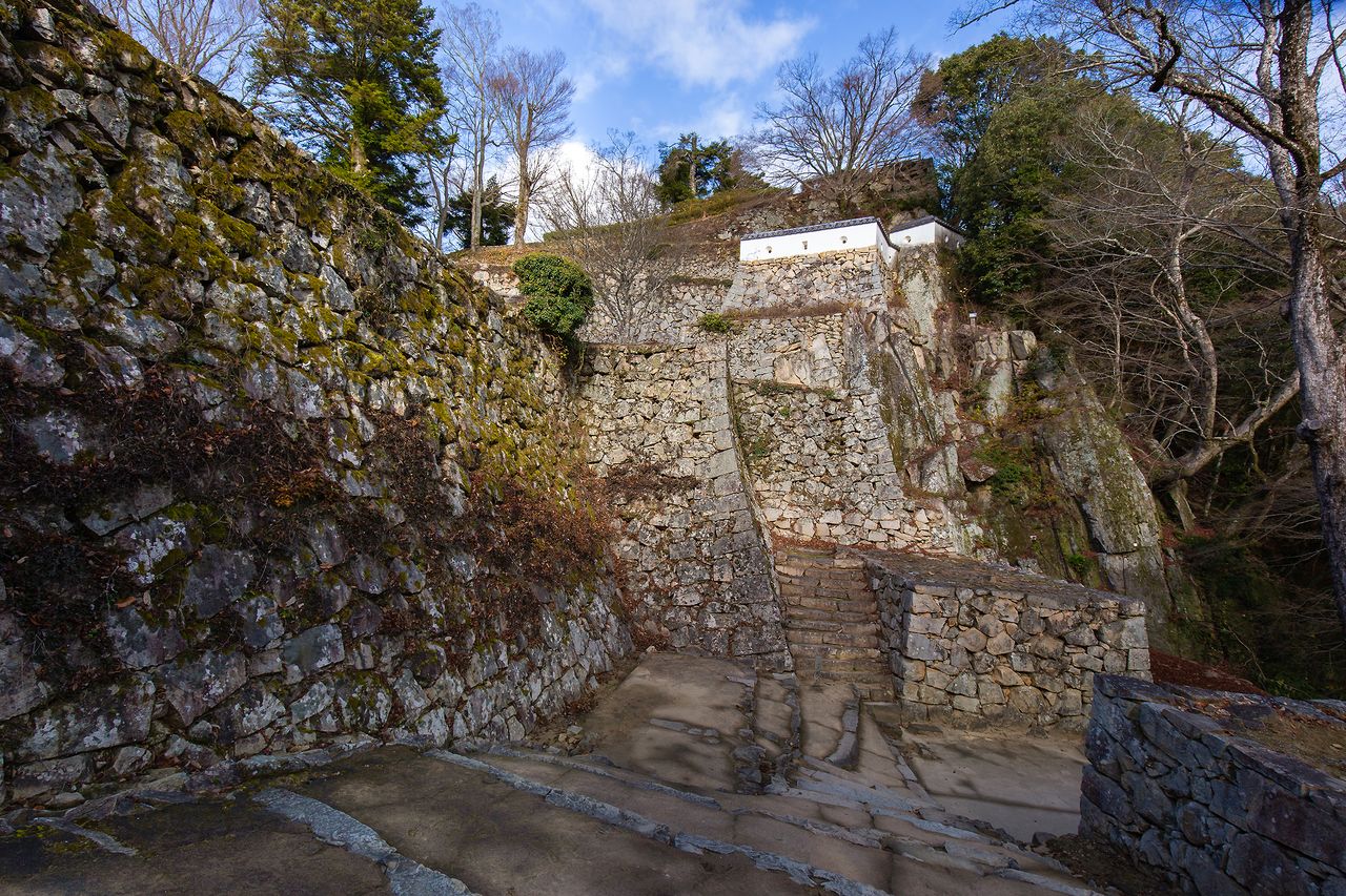 Les remparts de dix mètres de haut qui entourent la porte principale du château de Bitchû Matsuyama s’élèvent à flanc de montagne et par endroits, celle-ci en fait partie intégrante.
