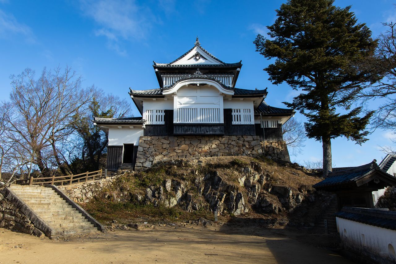  Le donjon (tenshu) majestueux du château de Bitchû Matsuyama a été bâti sur une éminence rocheuse. Il a été classé bien culturel important du Japon. On a du mal à croire que ce chef-d’œuvre de l’architecture médiévale était sur le point de s’effondrer quand Shinano Tomoharu l’a fait sortir de l’oubli.
