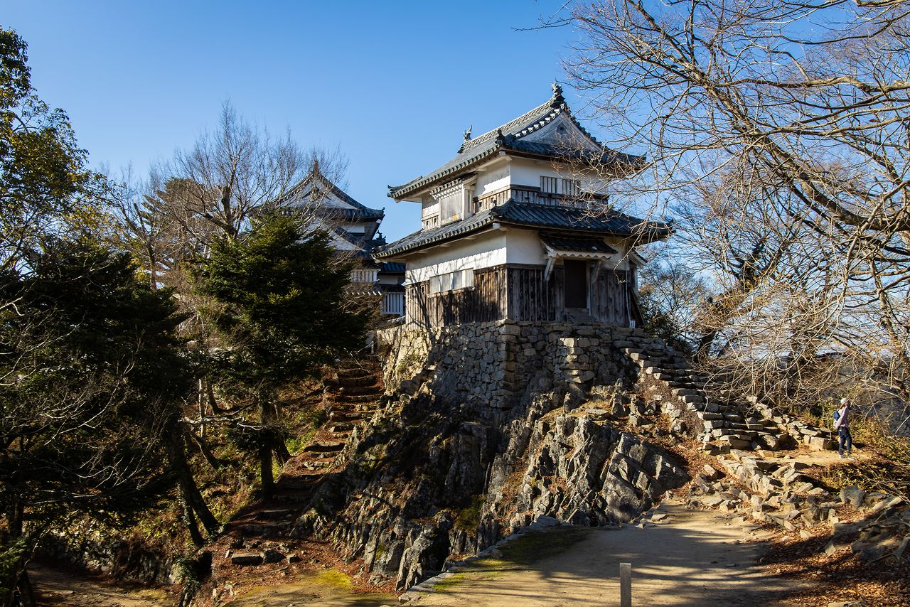 La tour « à deux niveaux » (nijû yagura) du château de Bitchû Matsuyama se trouve derrière le donjon. Elle a elle aussi été classée bien culturel important du Japon. Quand on suit le sentier en direction du nord, on traverse les ruines des fortifications édifiées en 1240 par la famille Akiba sur le mont Ômatsu. Puis on rejoint le poste d’observation aménagé sur les vestiges du rempart de Tenjin (tenjin no maru), le point le plus élevé du Gagyû (480 mètres). Et de là, on a droit à un point de vue extraordinaire sur les environs. 