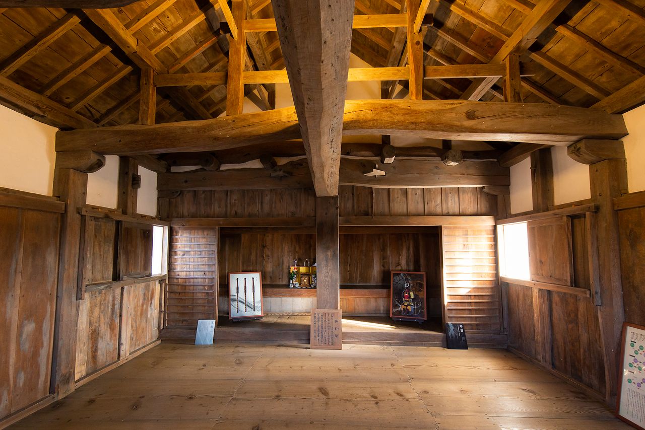L’intérieur du donjon, où le maître des lieux résidait avec sa famille uniquement en cas d’attaque, a été transformé en espace d’exposition. Le premier niveau est équipé d’un foyer (irori), une rareté dans les châteaux médiévaux. Et le second niveau abrite un autel shintô (goshadan).