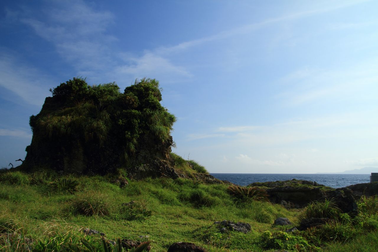 Le tategami le plus connu est un rocher appelé « Unegami ». C’est le symbole de l’île de Kodakara (Pixta)