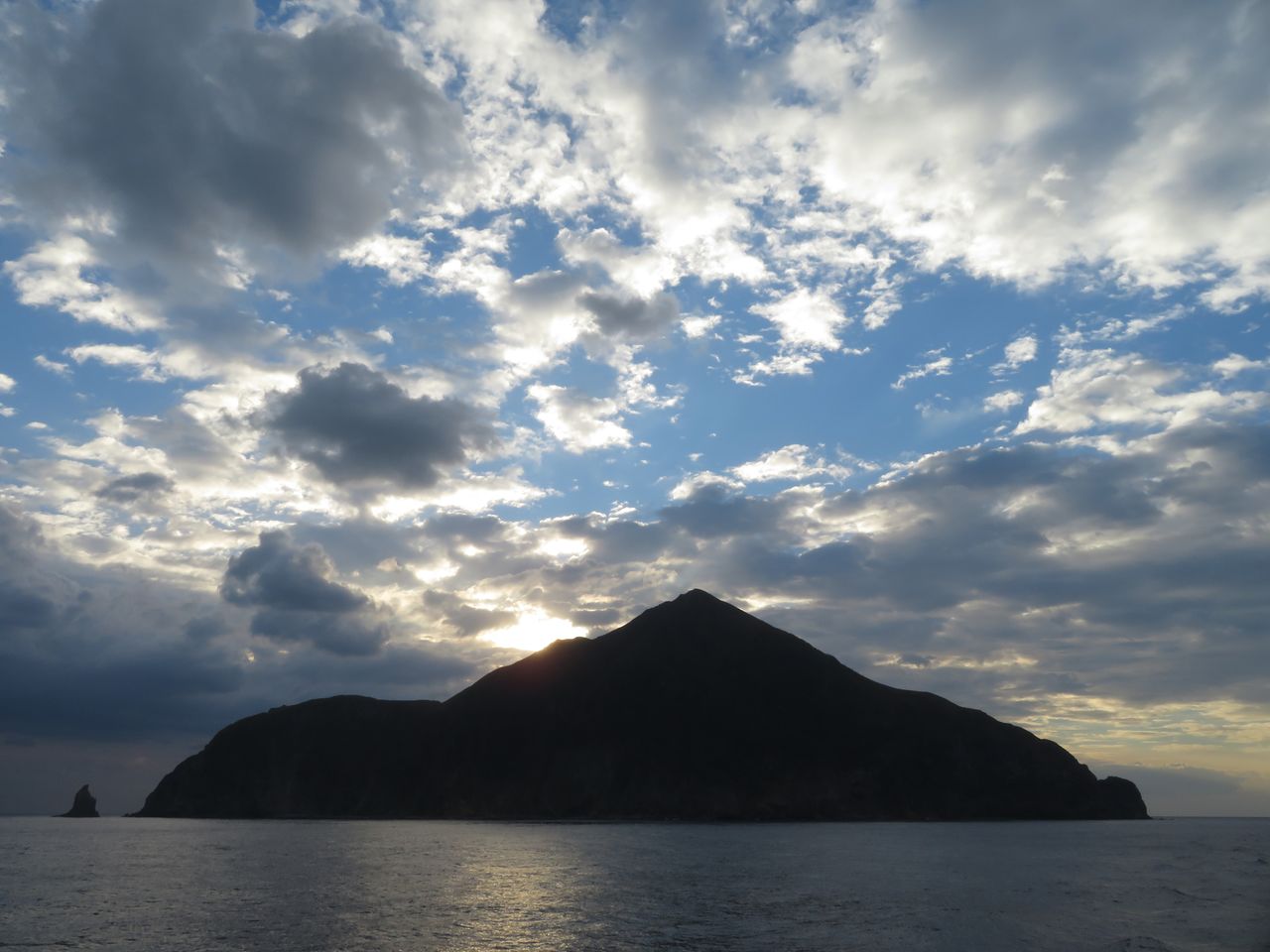 L’île d’Akuseki, vue de loin (Pixta)