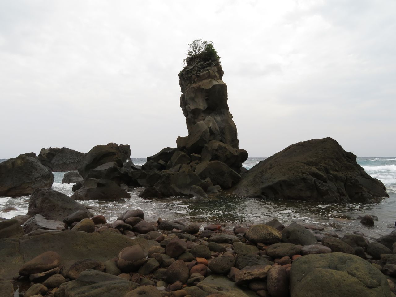 Les eaux thermales bouillonnent à la surface de la berge rocheuse de l’île Kuchinoshima (Pixta)