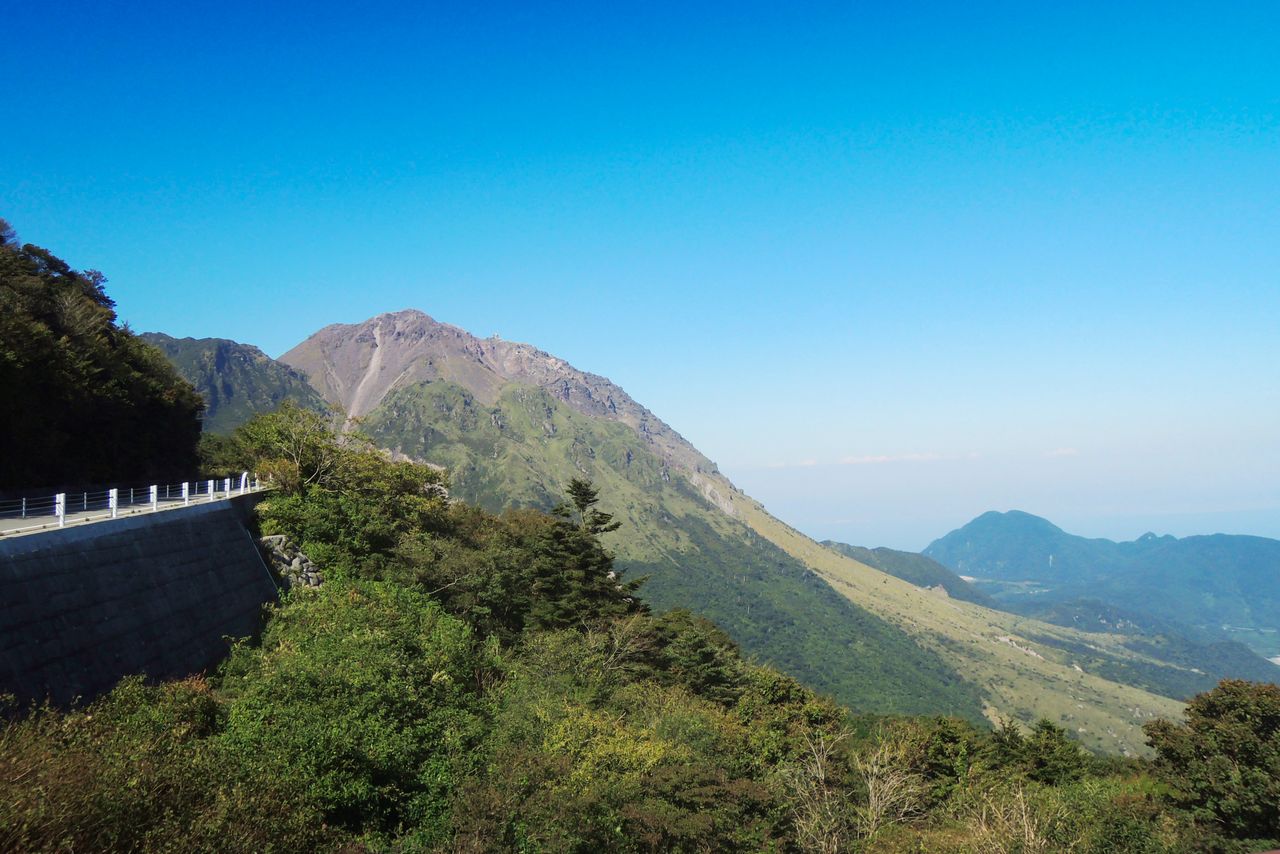 Le mont Fugen vu du second poste d’observation du col de Nita (photo avec l’aimable autorisation de l’Association pour la promotion du tourisme à Kyûshû).