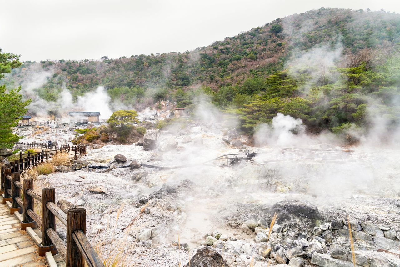 Il y a une trentaine de sources thermales près du mont Unzen, la plupart d’entre elles étant connu sous le nom de <em>jigoku</em>, terme japonais signifiant « enfer », à cause de leur tendance à cracher une vapeur sentant le soufre. (Pixta)