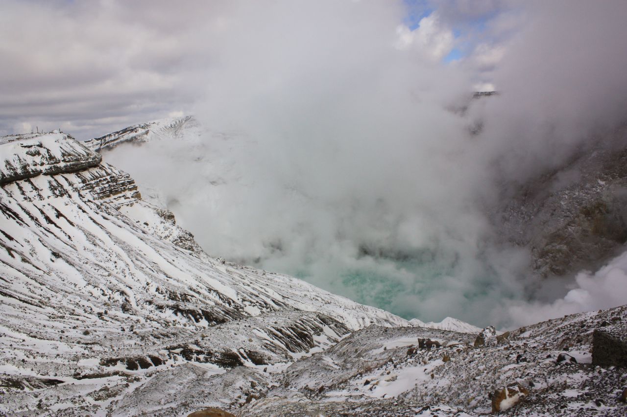Le cratère de Naka-dake maculé de neige en hiver. (Photo avec l’aimable autorisation de l’Association pour la promotion du tourisme à Kyûshû)