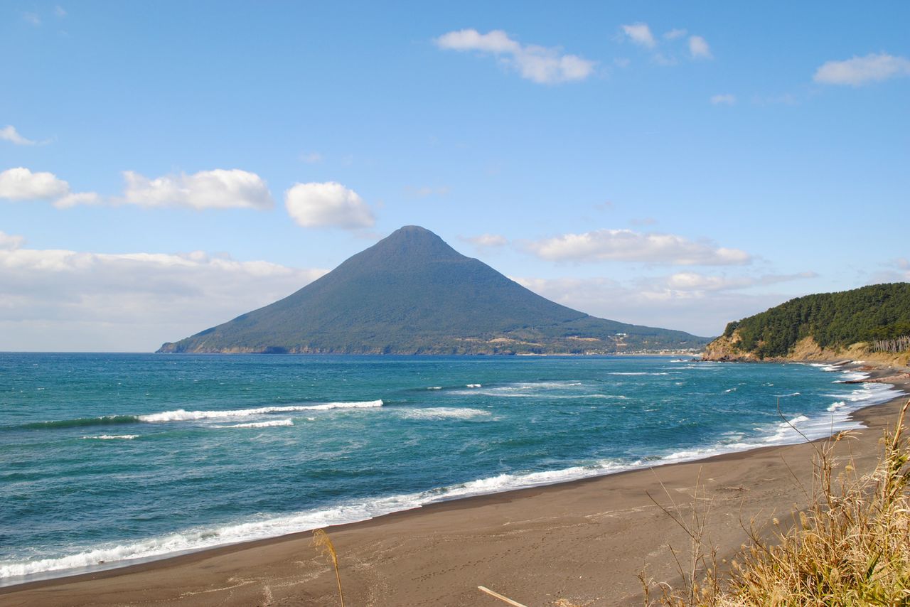 Le mont Kaimon-dake vu depuis Nagasaki-bana, le point le plus au sud de la péninsule de Satsuma (©K.P.V.B)