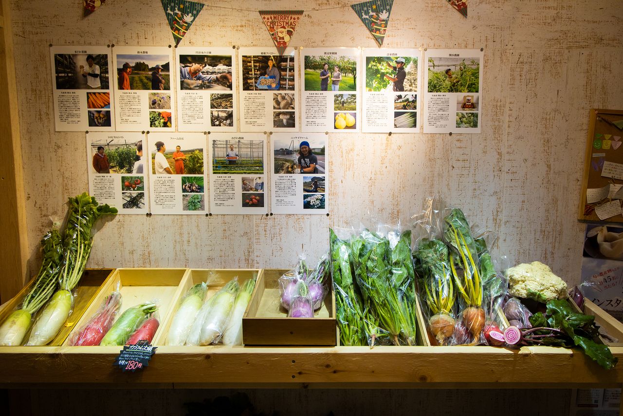 Dans le point de vente des légumes de la ferme Nikkei, les murs sont tapissés d’articles consacrés à d’autres exploitations agricoles de la région.