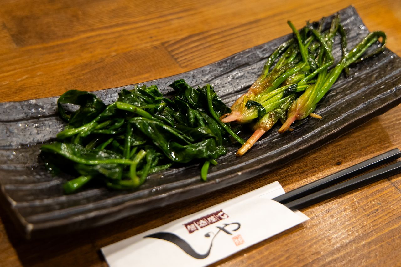 Un plat d’épinards de la ferme Nikkei servi dans le bistrot « Shinoya » de Kôriyama. Les légumes ont été légèrement sautés pour exalter leur saveur sucrée naturelle. 