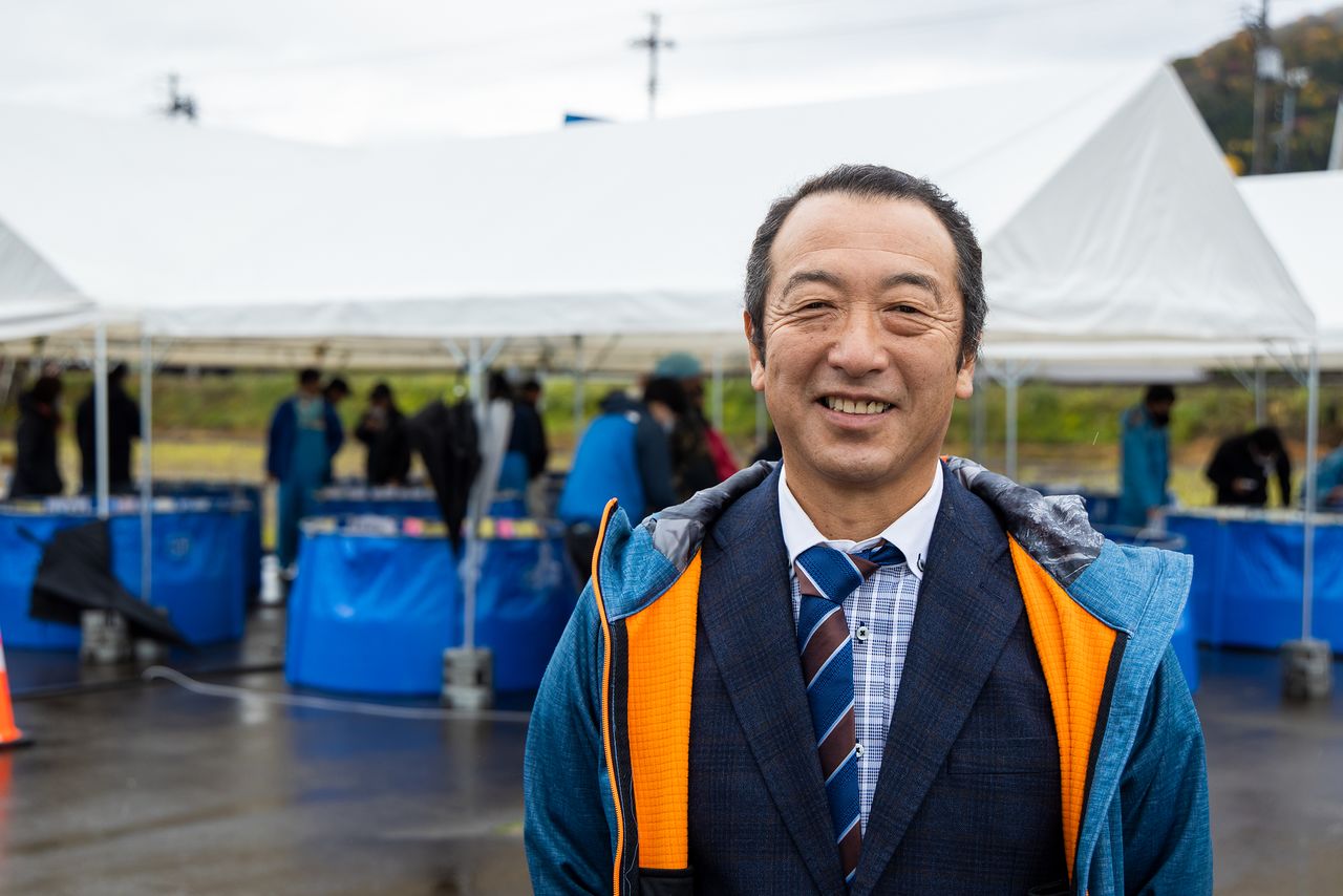 Nogami Hisato, patron de l'élevage de carpes Nogami.