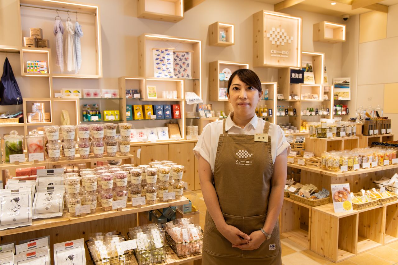 Tanaka Rina prête à vous accueillir dans sa boutique Cu-mo