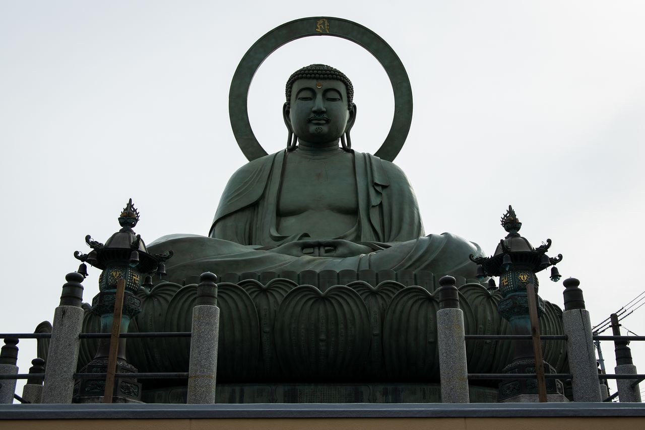 La beauté des traits du Grand Bouddha de Takaoka est le testament du talent des artisans de dinanderie de la ville. Le disque de lumière derrière sa tête la rend particulièrement unique.