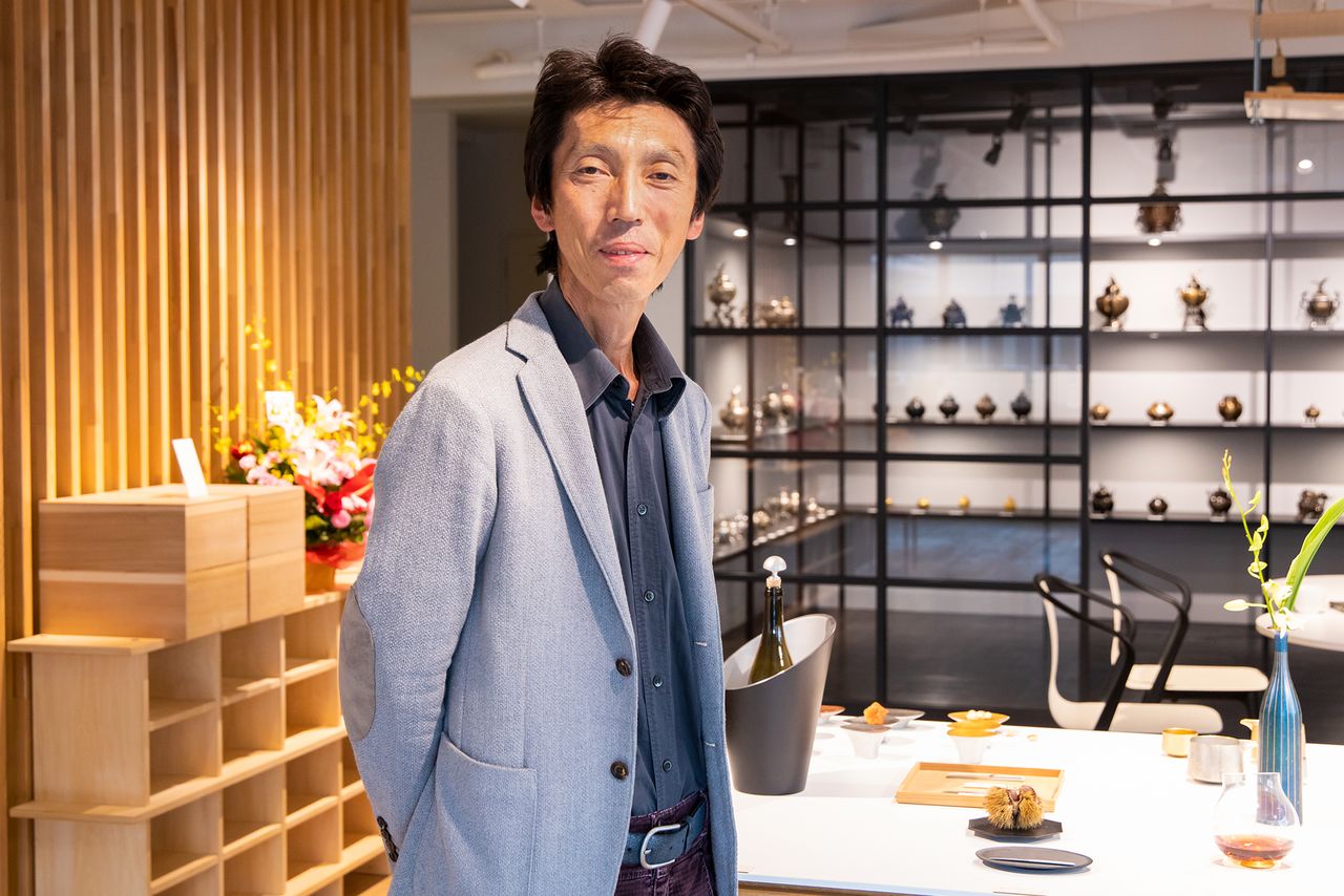Yotsukawa Motomasa dit vouloir continuer à offrir des objets en cuivre traditionnels et modernes.