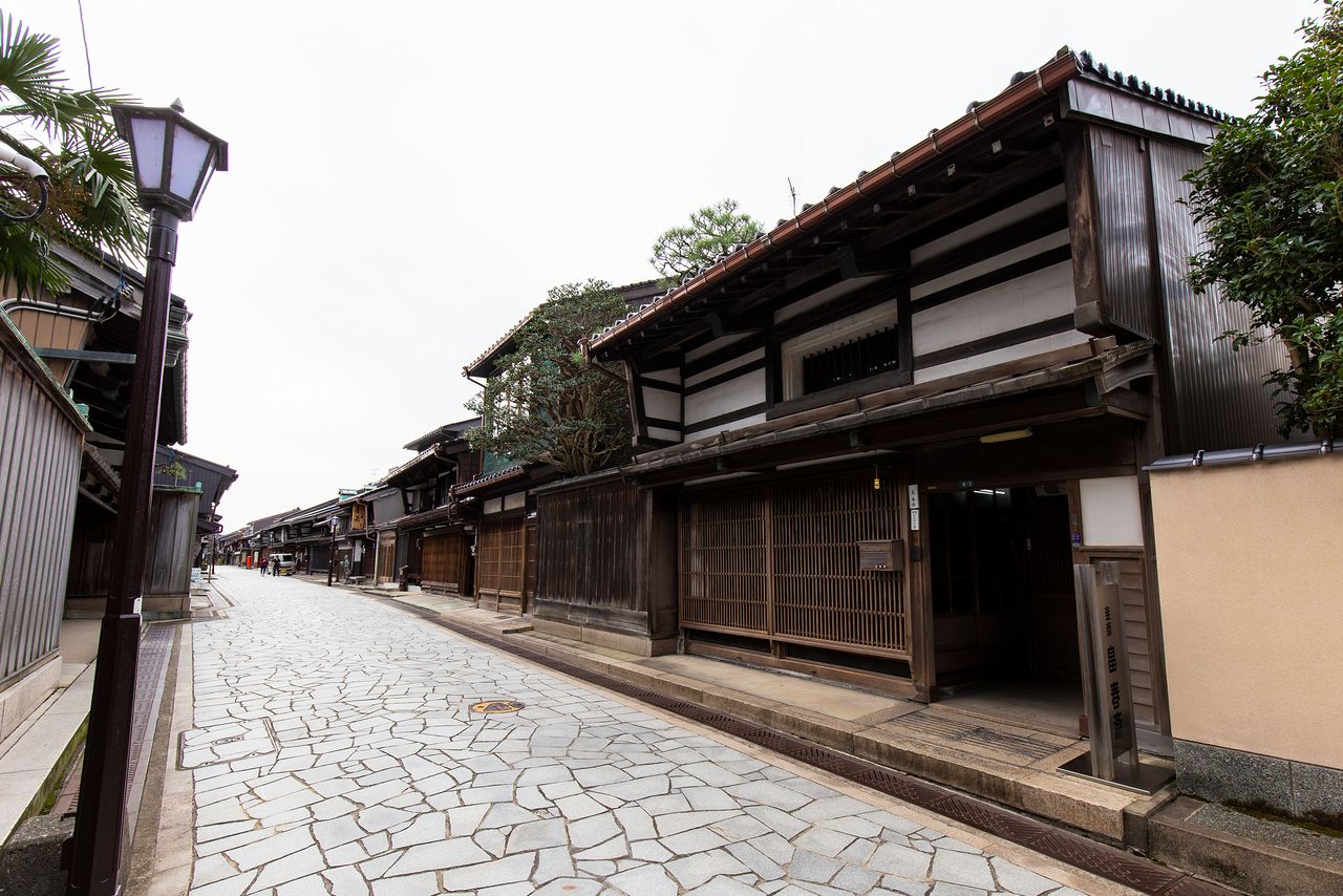 Les bâtiments du district de Kanayamachi comprennent des persiennes verticales appelées samanoko. Les visiteurs peuvent s’amuser à chercher les décorations en métal en forme de cœur éparpillées sur les pavés.