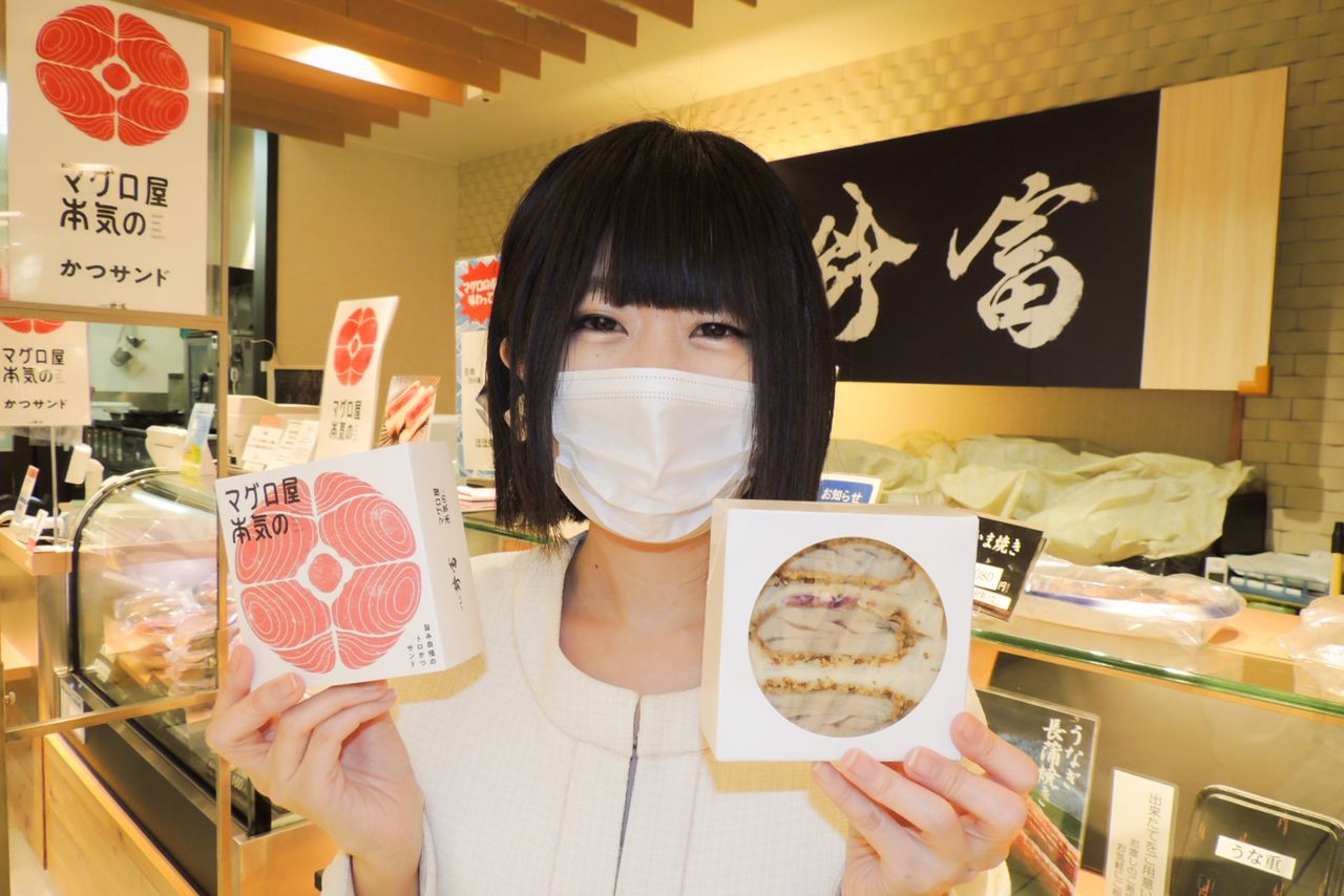 La maison Suzutomi est spécialisée dans la vente en gros de thon sur le marché de Toyosu. Dans l’un de ses restaurants de sushis situé dans l’arrondissement de Setagaya, à Tokyo, elle propose des sandwichs garnis de tranches de thon panées à emporter. (© Kawamoto Daigo)