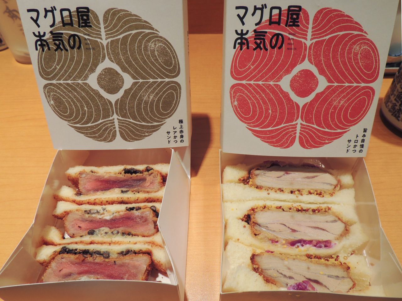 (Gauche) Sandwichs garnis de tranches panées de thon rouge (akami) saignant. (Droite) Sandwichs garnis de tranches panées de toro, le morceau le plus recherché, le plus fondant et le plus coûteux du thon rouge. (© Kawamoto Daigo)