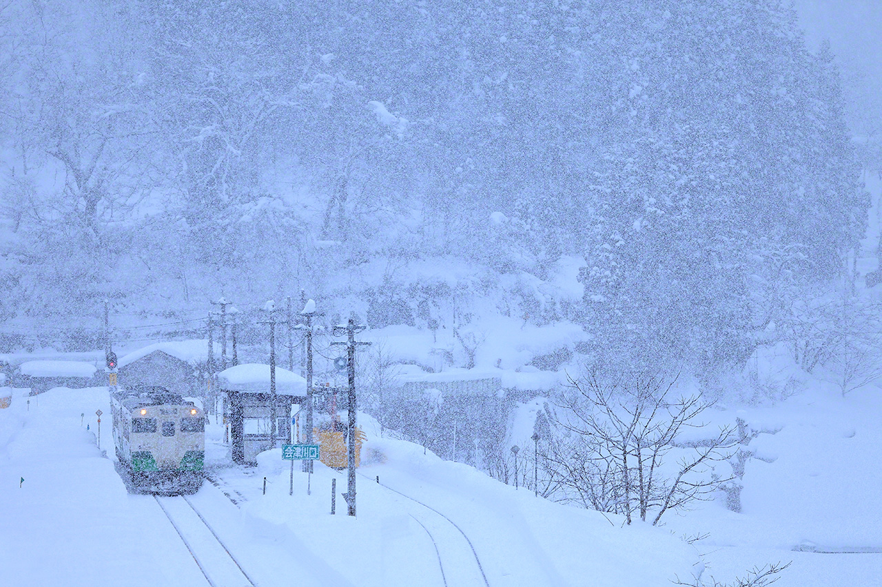 Janvier. Un train diesel de la s&eacute;rie KiHa 40, sur la ligne JR Tadami, en gare de Aizu Kawaguchi, &agrave; Kaneyama, pr&eacute;fecture de Fukushima. Les chutes de neige dans cette r&eacute;gion sont parmi les plus importantes du Japon. Le service entre Aizu Kawaguchi et Tadami a &eacute;t&eacute; interrompu en 2011 suite &agrave; des pluies torrentielles, et n&rsquo;est toujours pas compl&egrave;tement r&eacute;tabli. Entre temps,  cette r&eacute;gion isol&eacute;e est desservie par un train diesel de la s&eacute;rie E120.