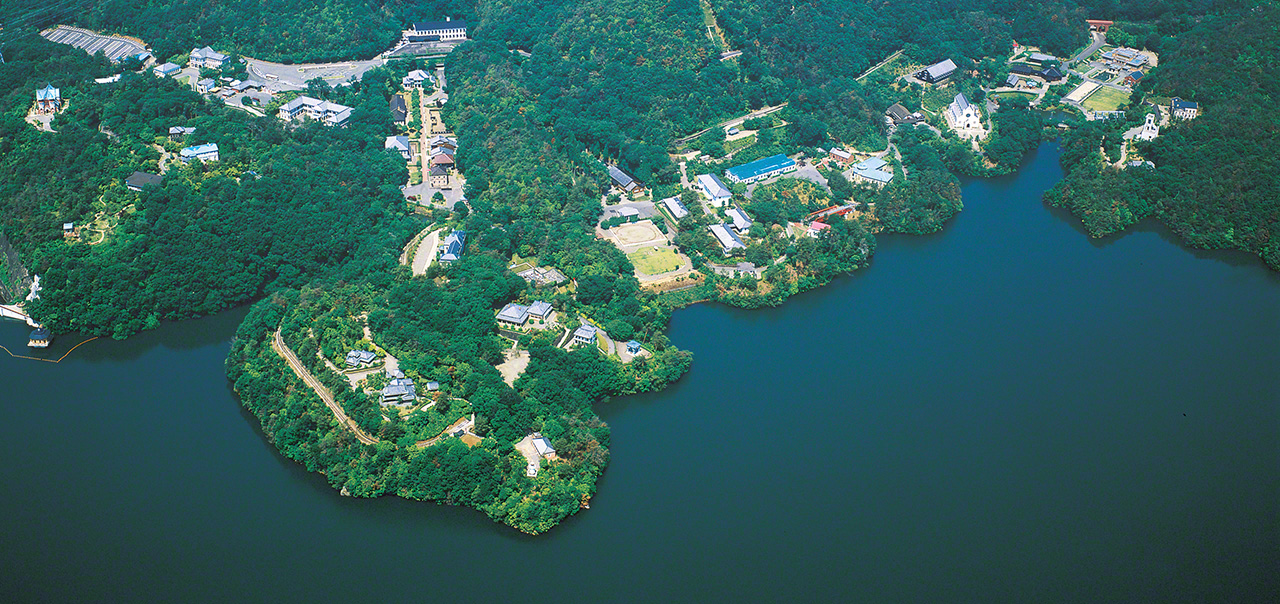 Des bâtiments de l'ère Meiji dispersés sur un paysage vallonné de 100 hectares à Inuyama, dans la préfecture d'Aichi.