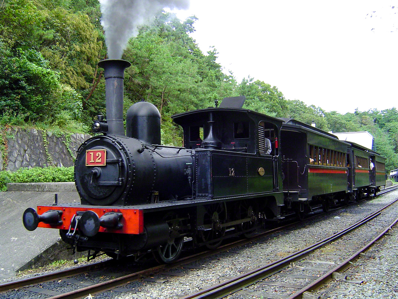 Une locomotive à vapeur britannique Sharp Stewart, qui circulait autrefois entre Shinbashi et Yokohama.