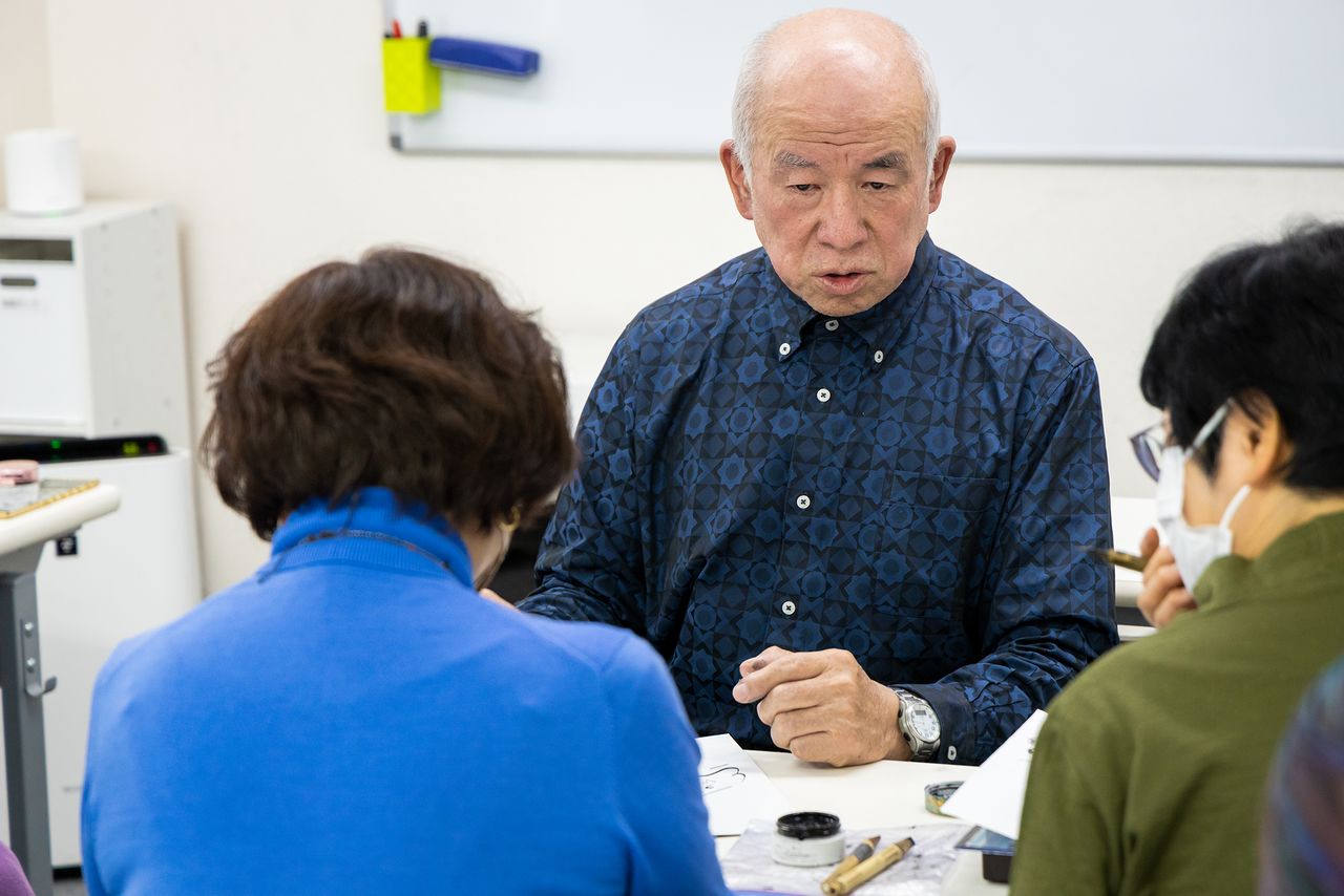 En présentiel, Honda Kôichi a à cœur à guider un par un chacun de ses élèves.