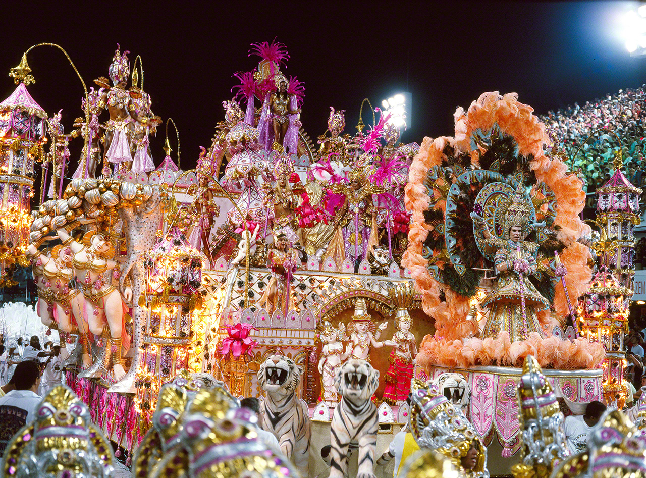 Le carnaval de Rio de Janeiro, au Brésil. Outre la samba, les chars somptueusement décorés constituent une attraction majeure.