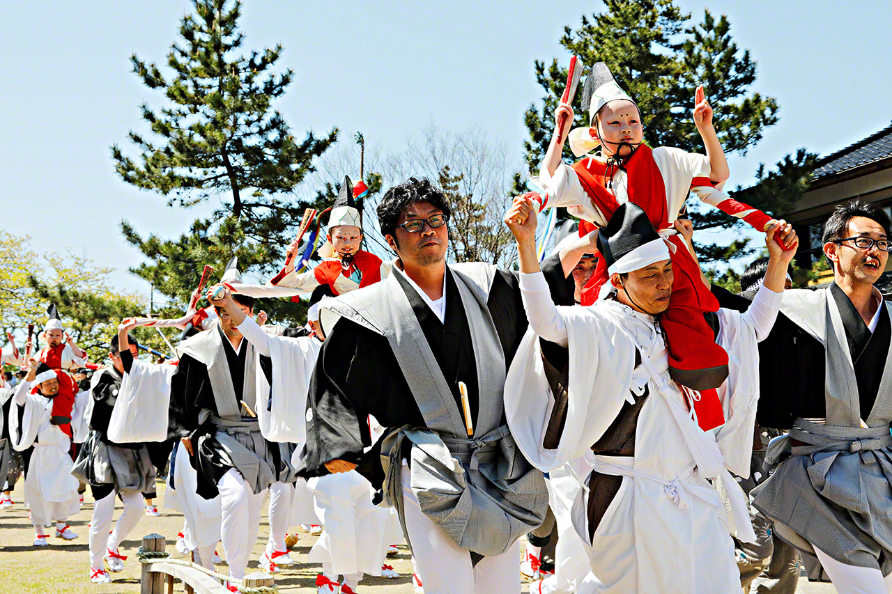 Bambins portés sur les épaules dans les rues au cours du festival du printemps (plus connu sous le nom de festival Nô, célébré le 24 avril) au sanctuaire Nôhakusan d'Itoigawa, dans la préfecture de Niigata.