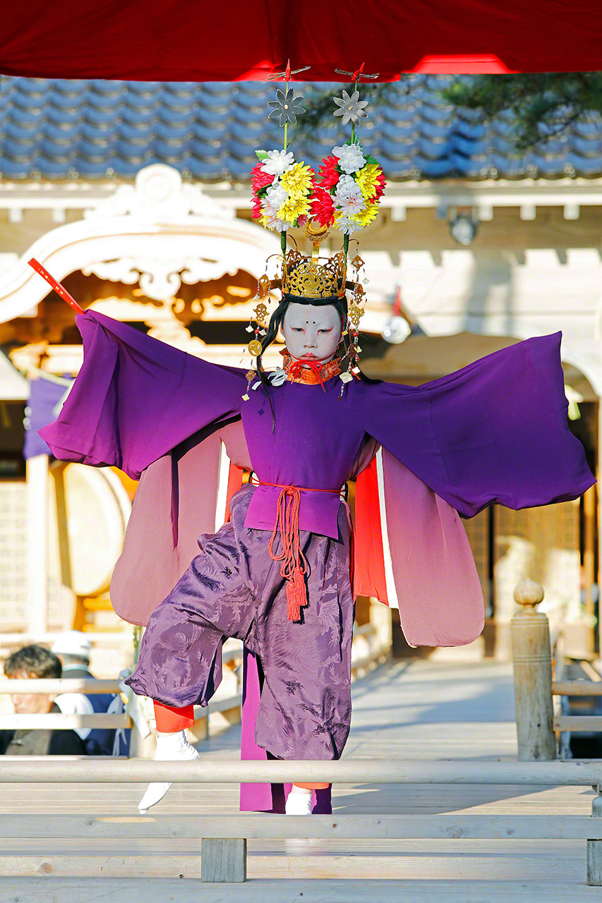 Danse des enfants au festival Nô. Les fleurs ornant les couronnes des danseurs sont offertes à la divinité du sanctuaire.