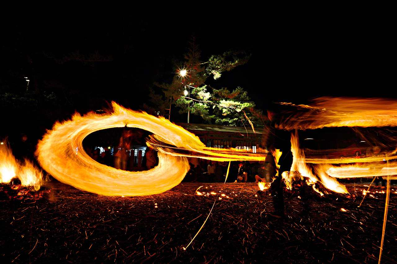 Au cours du rituel shintô qui est le point culminant du festival Tatsukuri, les moulinets d'une corde enflammée célèbrent l'arrivée de la divinité féminine.